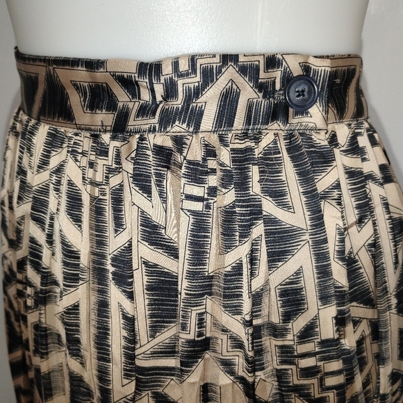 OYSTER AND BLACK GEOMETRIC SKIRT - Picture 8 of 8